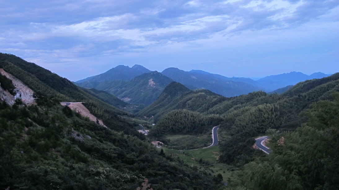 ���뽭�����ڣ���ָ��ɽ����